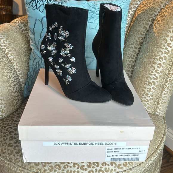 NIB Just Fab “Out West” pink blue floral embroidered faux suede stiletto bootie - Picture 9 of 11